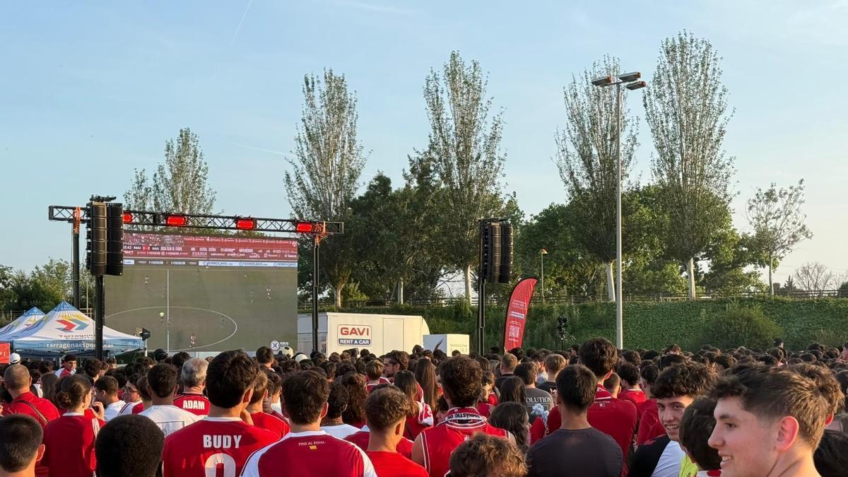 Pantalla gigante instalada en el Parc del Francolí en 2025 para seguir el play-off del Nàstic de Tarragona.