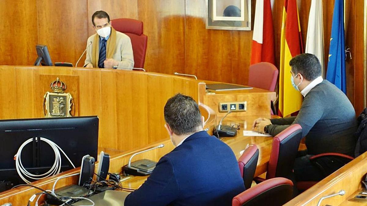 Caballero y dos de los representantes de Vigo Comercio, en la reunión de ayer. |