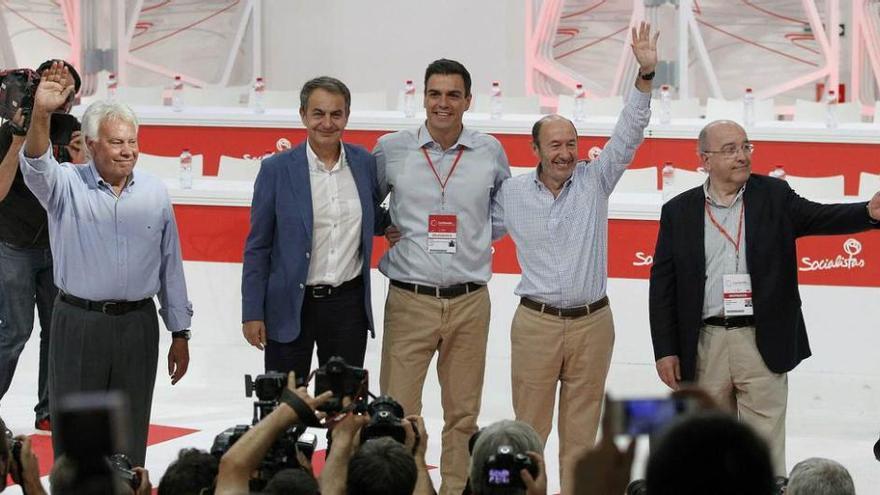 Felipe González, José Luis Rodríguez Zapatero, Pedro Sánchez, Alfredo Pérez Rubalcaba y Joaquín Almunia, en la clausura del congreso.