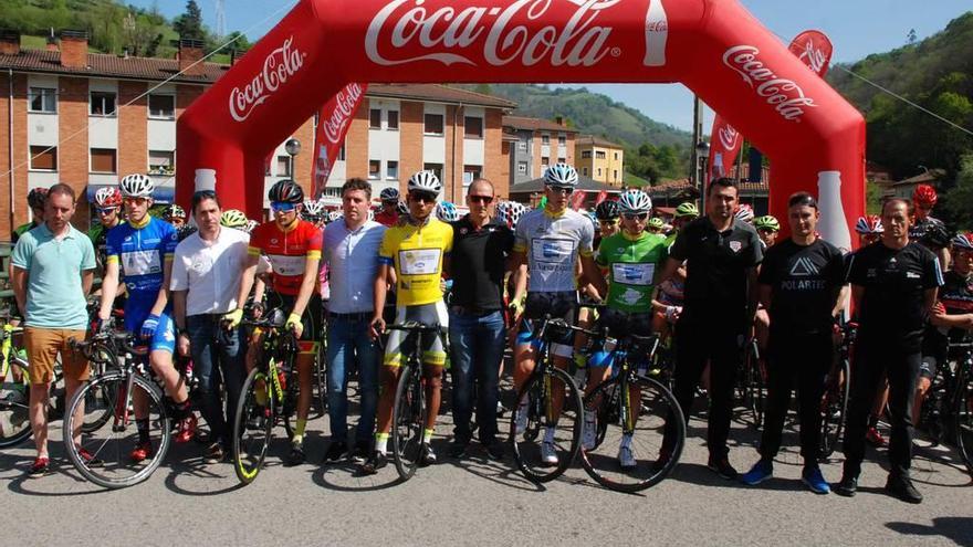 Ciclistas y exciclistas guardan un minuto de silencio por el fallecimiento de Michelle Scarponi, ayer en Riosa.