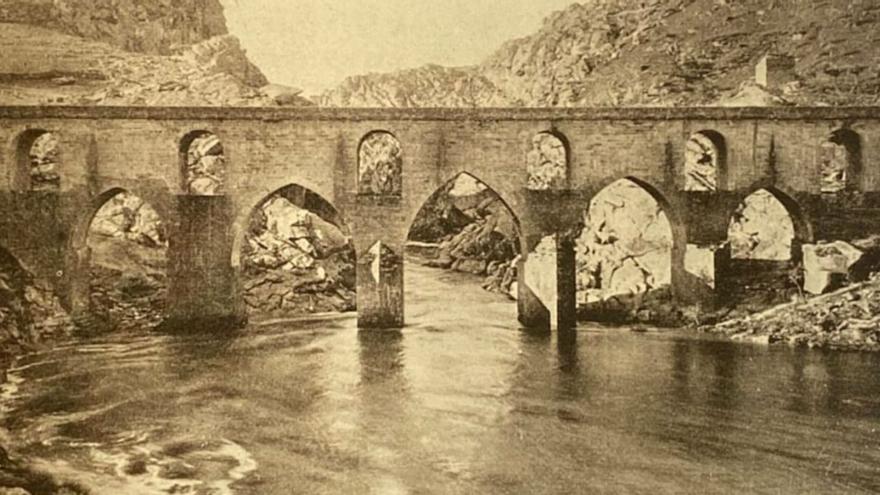 El antiguo puente de Ricobayo en 1927, unos años antes de quedar embalsado. | Gómez Moreno