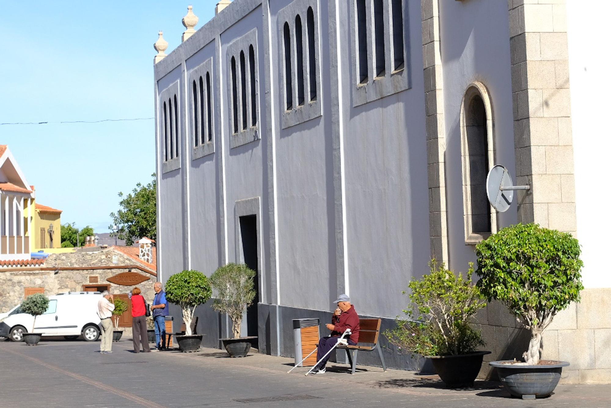 Minuto de silencio y último adiós a la mujer asesinada en La Aldea