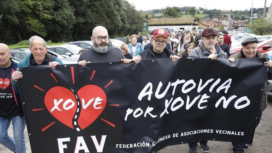 Más de 200 vecinos se movilizan por el vial de Jove: pancarta en el derbi gijonés y marcha hasta El Arbeyal