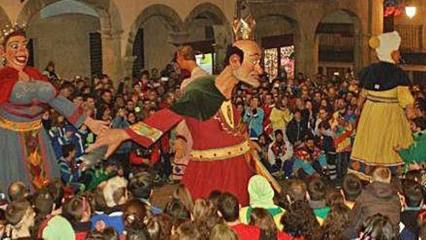 Els Gegants Bojos a la plaça Major de Solsona