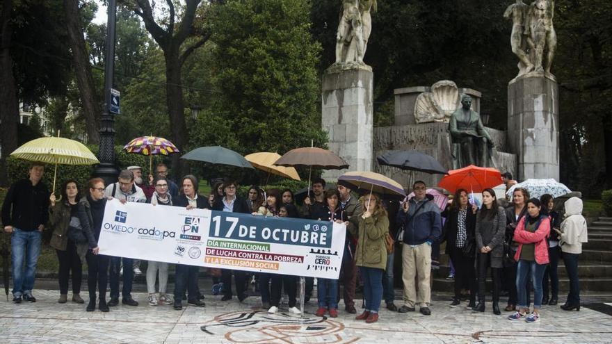 Concentración en el Paseo de los Álamos de Oviedo por el Día Internacional para la Erradicación de la Pobreza.