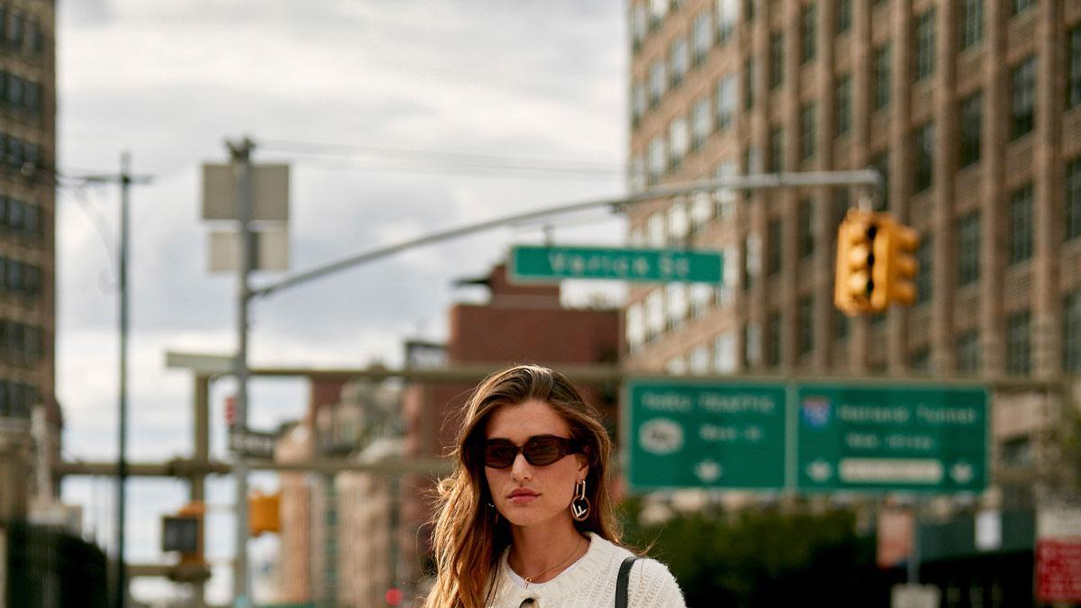Look de primavera con cárdigan, visto en el 'street style' de Nueva York