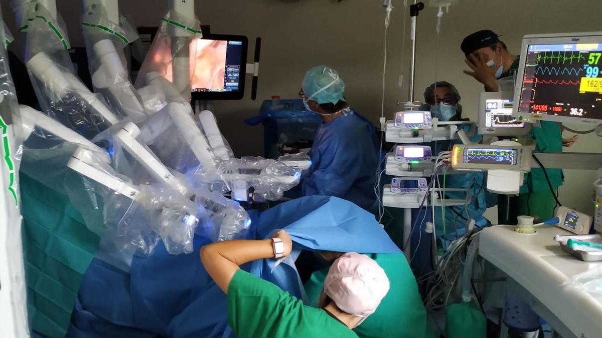 Una operación con el robot quirúrgico, en el Álvaro Cunqueiro.