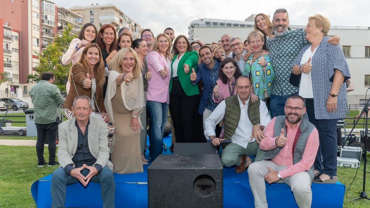 La candidata del PP de Torremolinos, en el centro, en el cierre de la campaña. | L.O.