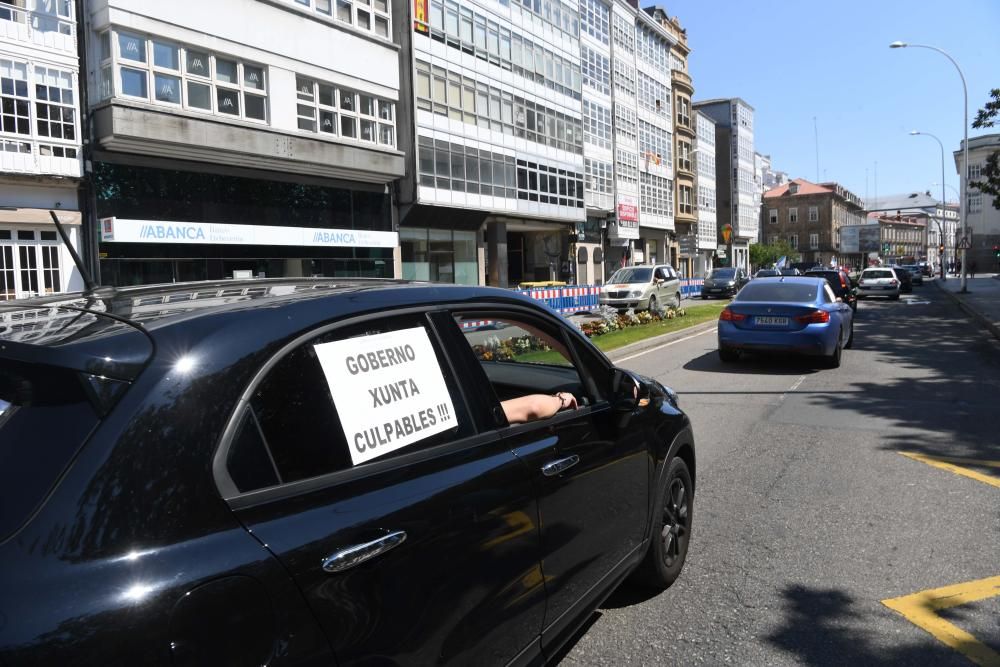 Una caravana de coches recorre la ciudad desde la factoría para reclamar una solución al problema que sufre.