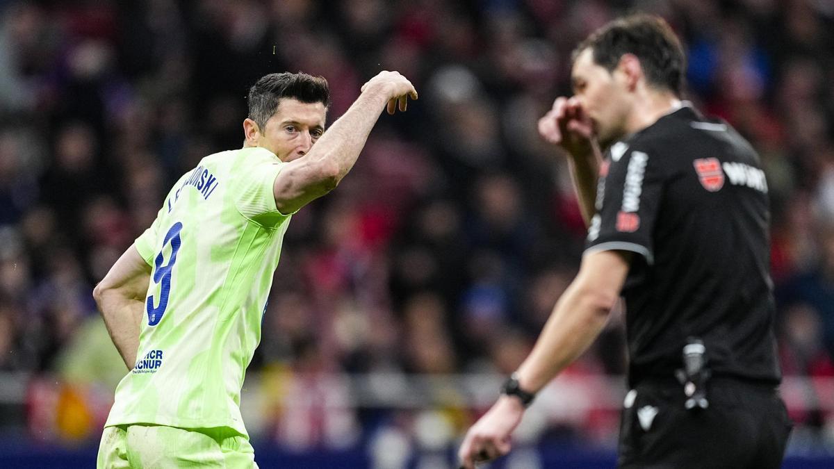 Robert Lewandowski celebra su gol, el 2-1 del Barça ante el Atlético en el Metropolitano.