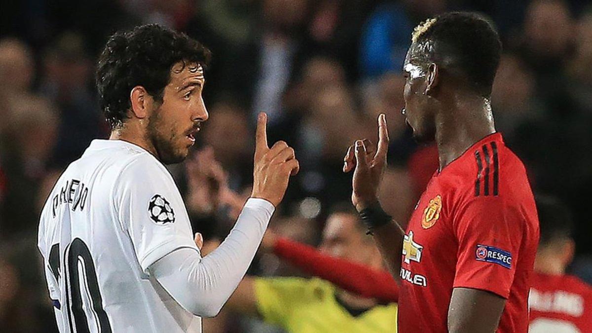 Parejo intercambia opiniones con Pogba durante el United-Valencia