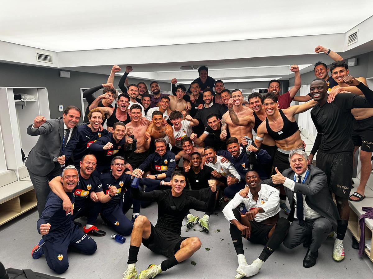 Los jugadores del Valencia CF celebran la victoria contra el Real Madrid en el vestuario del Bernabéu