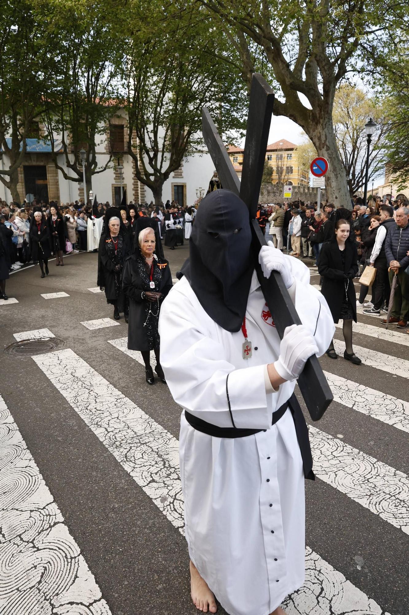 La procesión del Viernes Santo en Gijón, en imágenes