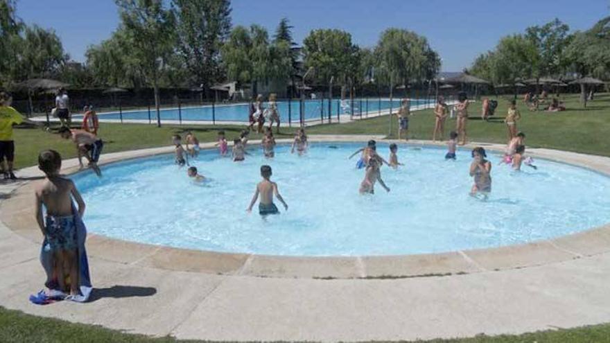 Almaraz saca a concurso la explotación de la piscina municipal