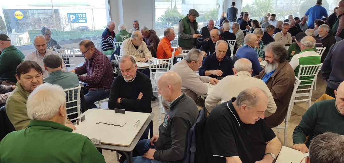 El dominó llena el hotel Las vegas.  | SANTOS ÁLVAREZ