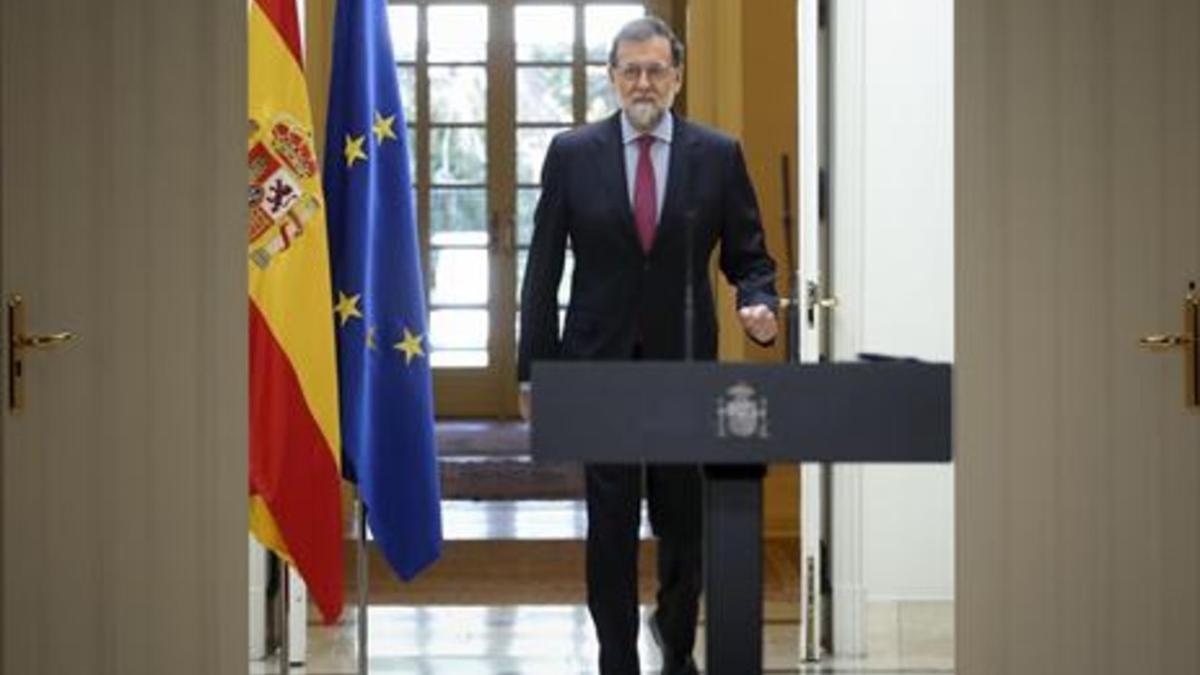 Mariano Rajoy se dirige a dar la rueda de prensa tras el último Consejo de Ministros del año, ayer, en la Moncloa.