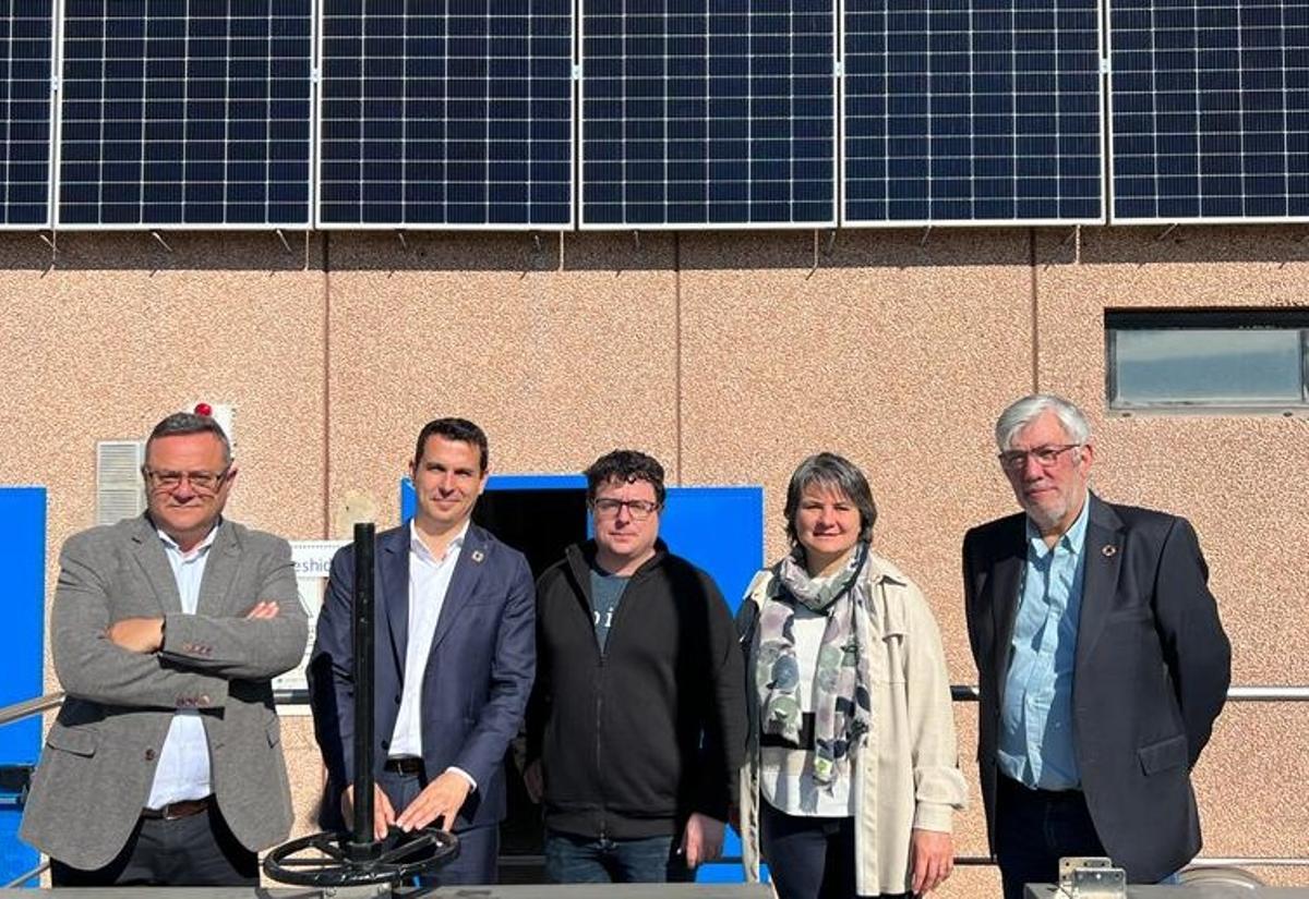 Visita a la depuradora de Berga. D'esquerra a dreta: Vicenç Linares, conseller comarcal de Medi Ambient, Vicenç Linares; Guillem Canal, regidor de Medi Ambient de Berga; Josep Lara, president del Consell Comarcal del Berguedà; Samuel Reyes, director de l'ACA; i Montserrat Barniol, delegada del Govern a la Catalunya Central