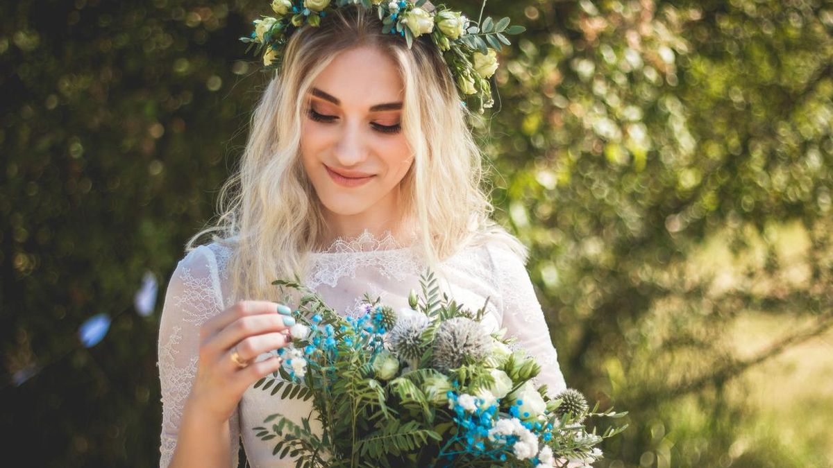 Peinados con flores naturales para bodas: los más elegidos para ese día especial