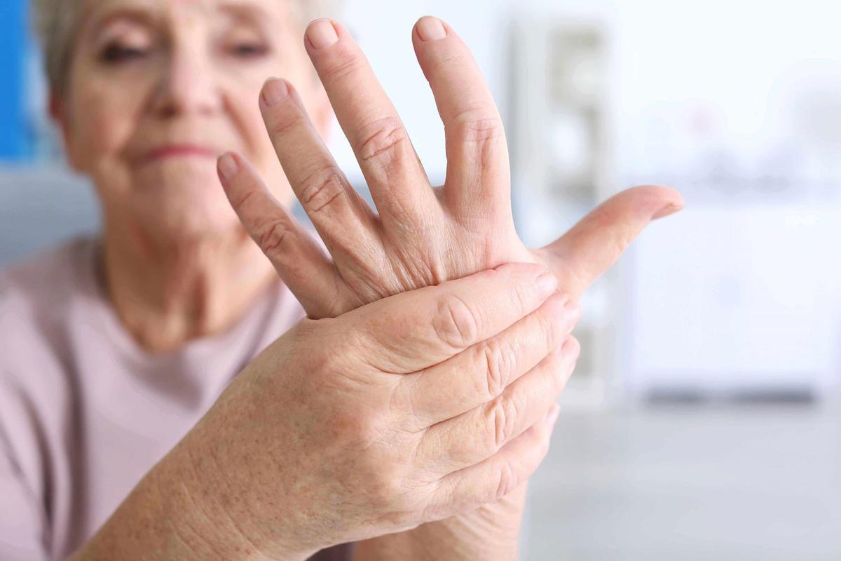 La cúrcuma puede ayudar a aliviar los síntomas de la artritis gracias a sus propiedades beneficiosas.