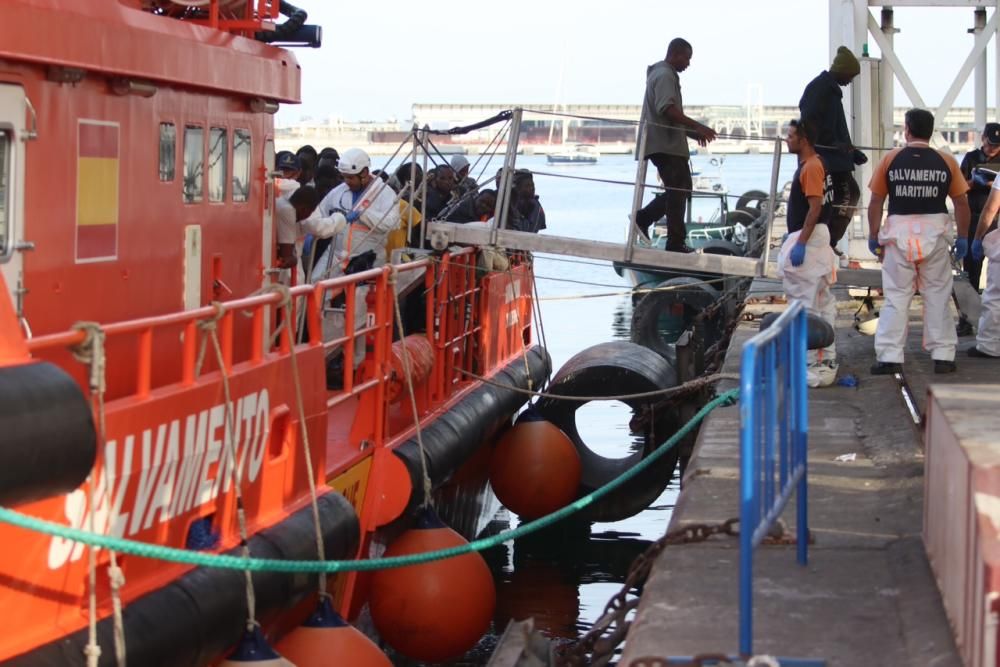 Llegan al puerto de Málaga 315 inmigrantes de seis pateras