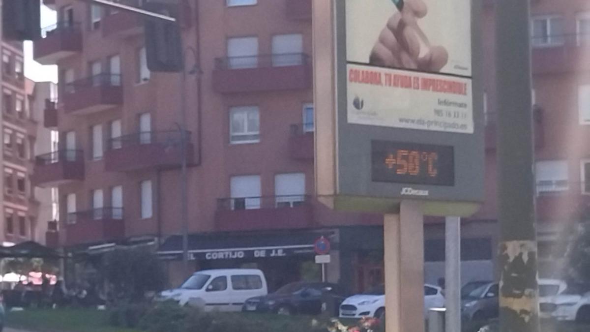 El panel informativo del Carbayedo indicando la errónea temperatura de 50º.