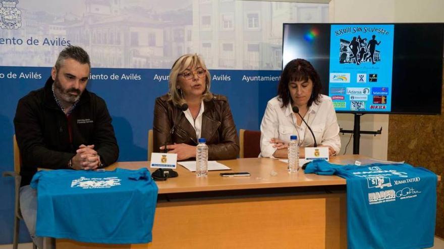 Héctor Carrión, Ana Hevia y Estrella Benavides, en la presentación de la &quot;San Silvestre&quot;.