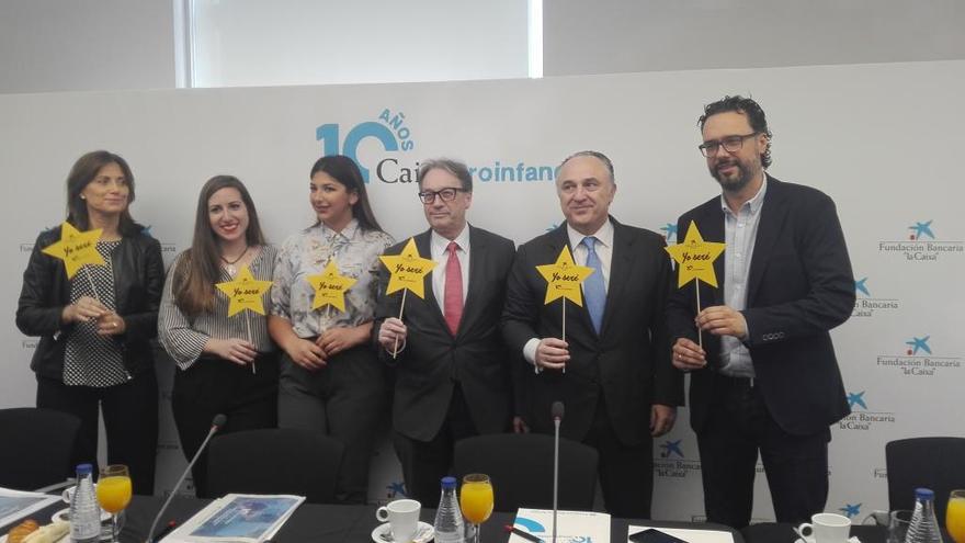 Marc Simón junto a Juan Ignacio Zafra, Raúl Jiménez, Albertina González y dos jóvenes que participaron en el programa, María Victoria Santiago y Jenifer Alcoholado