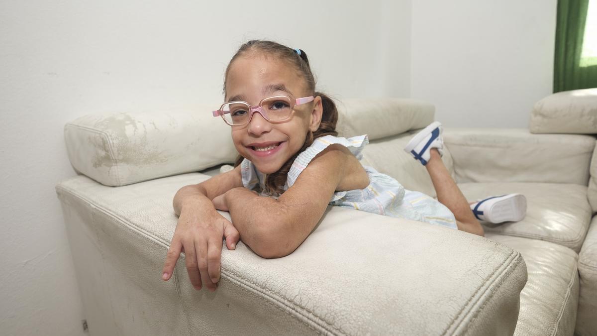 Briana Trujillo, la pequeña con una enfermedad rara en la piel, en el sillón de su casa.