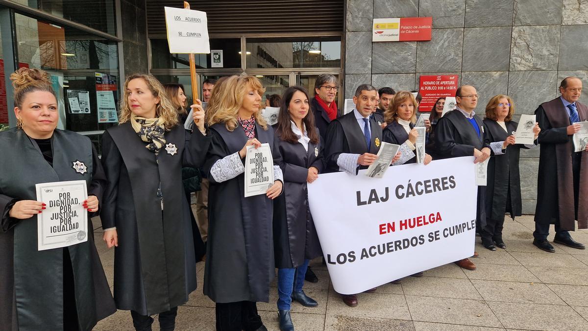 Concentración de secretarios judiciales, este miércoles en Cáceres.