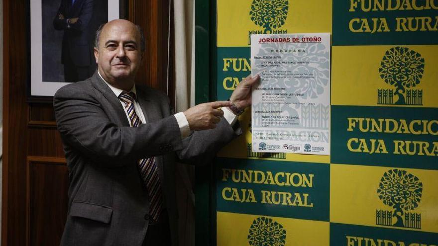 Feliciano Ferrero con el cartel de las jornadas.