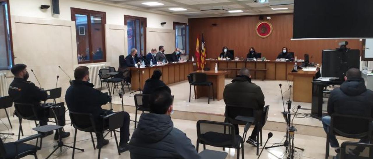 Los cuatro acusados, ayer en el juicio en la Audiencia.