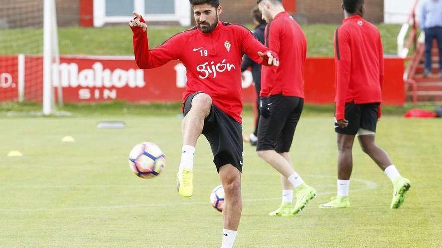 Carmona controla un balón en el entrenamiento de ayer.