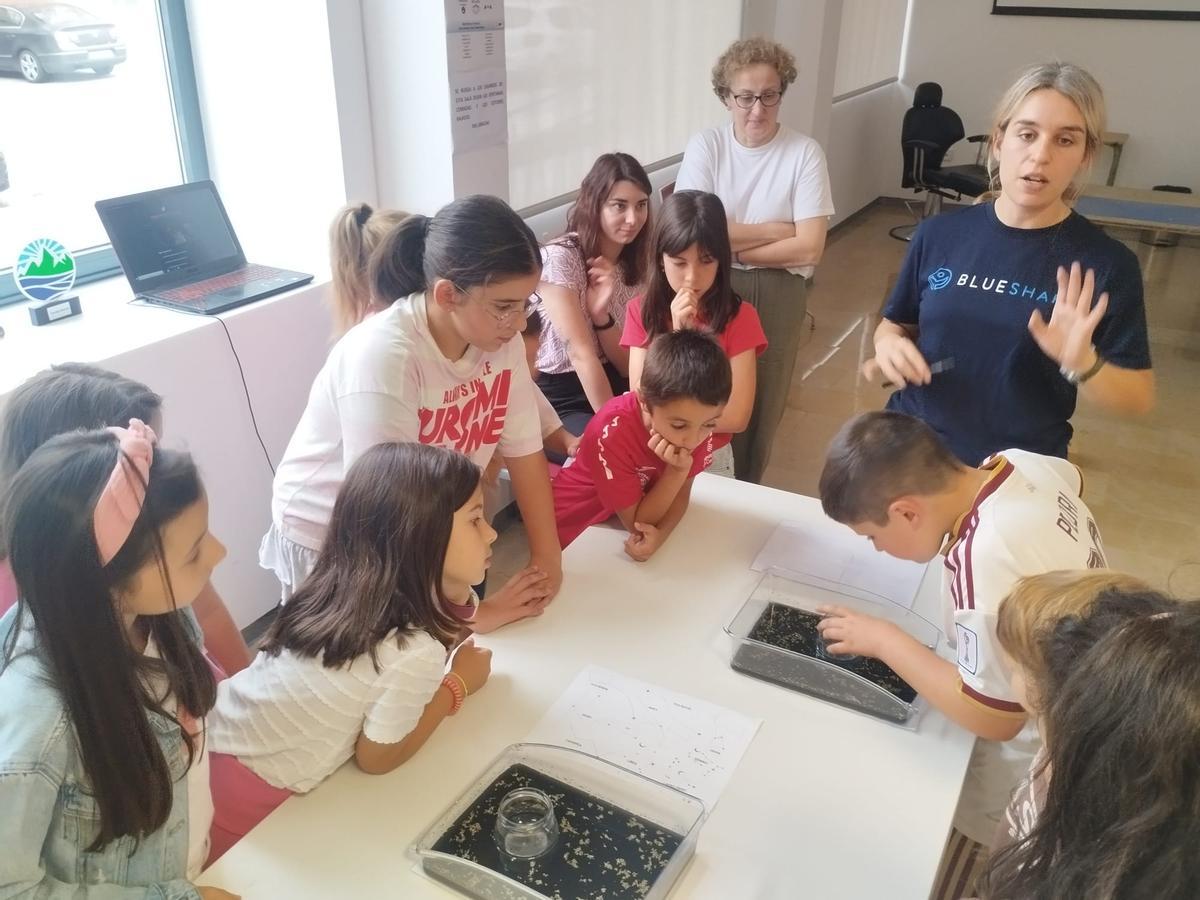 El taller "Misión Eclipse" en el Centro Cultural "Juan Velarde" de Salas, en imágenes