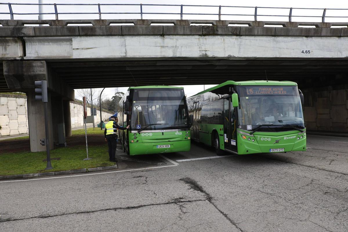 EN IMÁGENES: Impactante accidente entre un coche y un autobús en la entrada de Avilés