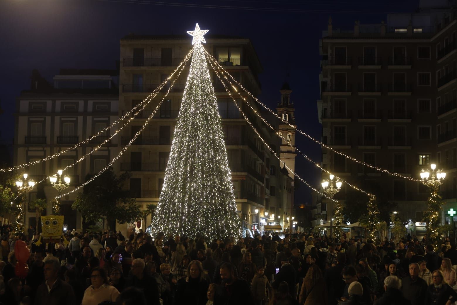 El turismo y las compras navideñas llenan las calles de València