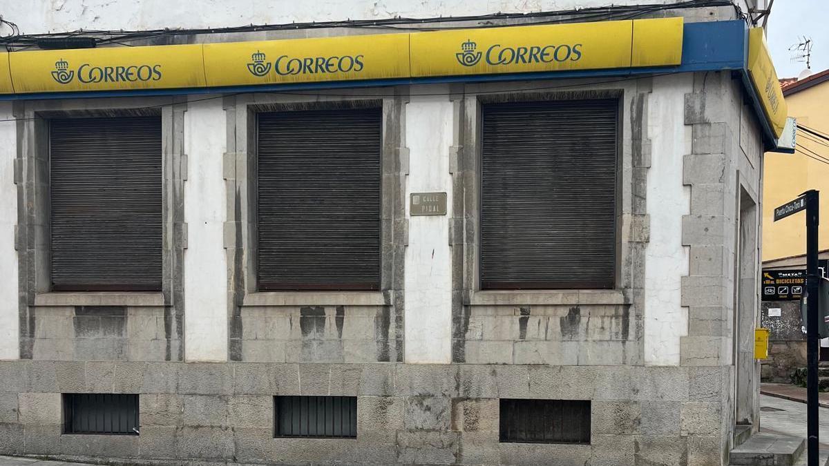 Exterior de la oficina de Correos de Llanes.