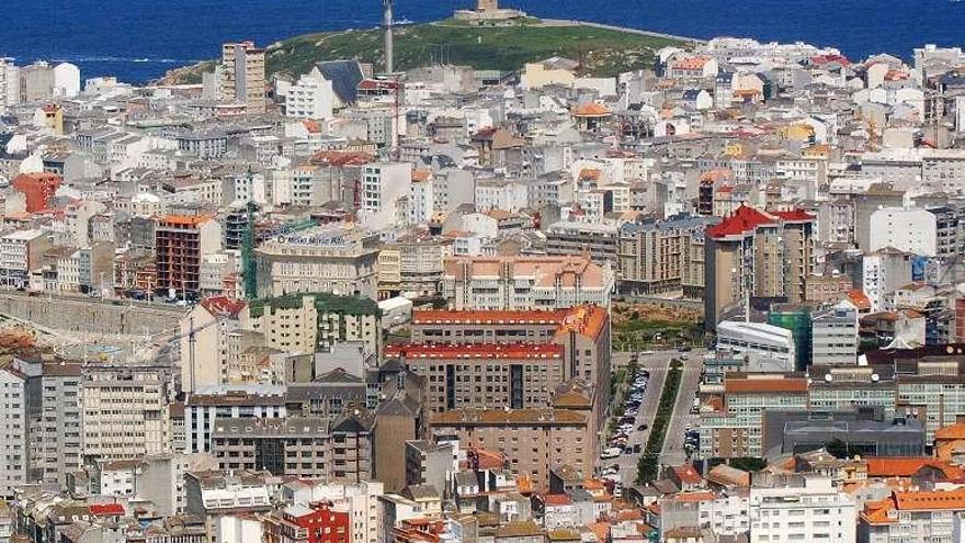 La Torre de Hércules, encajonada entre edificios.