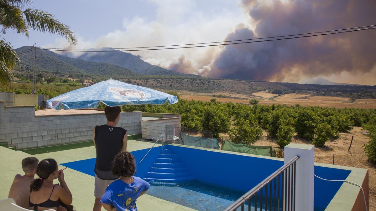 El incendio de Mijas supera las 800 hectáreas y obliga a 2.300 desalojos.