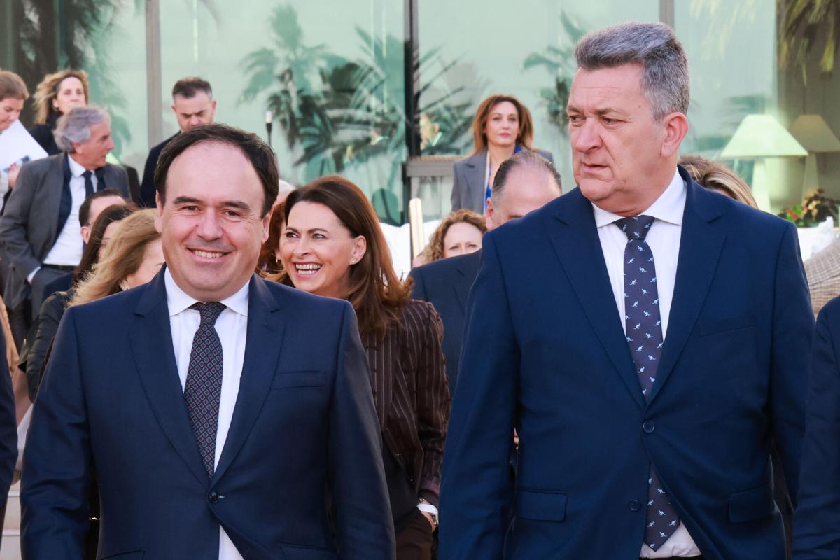 El presidente de la Generalitat, Juanfran Pérez Llorca, y el vicepresidente tercero y conseller de Medio Ambiente, Infraestructuras, Territorio y de la Recuperación, Vicente Martínez Mus, en un desayuno informativo organizado por Nueva Economía Fórum.