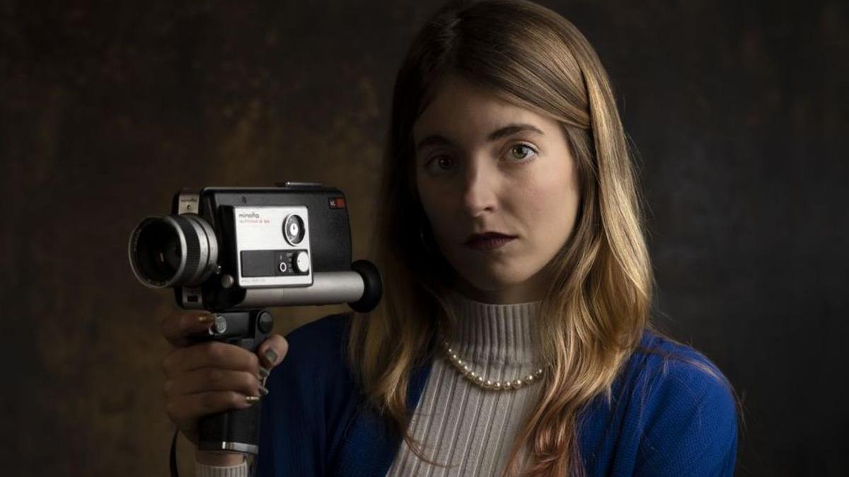 Retratos augustos (28): Alicia Francés. Alicia Francés, viguesa del 91. Esta directora de fotografía grababa cortometrajes de adolescente, exploraba... En 2006 rodó un corto en una escuela de cine con la que fue al Festival de San Sebastián. Estudió dirección de fotografía en Madrid y es operadora en TV y documental. Actualmente trabaja como directora de fotografía con varios proyectos, entre ellos una serie documental. Encuentra inspiración en el comportamiento de la luz en el medio natural y en los momentos breves de magia que ésta ofrece. Con 30 años lleva media vida habitando entre cables, ópticas y focos, y apuesta por seguir contando historias a través de la mirada, de la cámara.    (IG:@augusto_rodriguez_portraits)