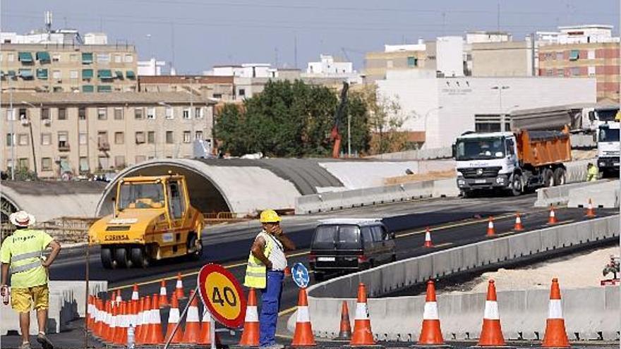 Asfaltado del vial provisional entre la V-30 y la calle de Sant Vicent, en Sant Marcel·lí. A la izquierda sobresale el túnel del AVE.