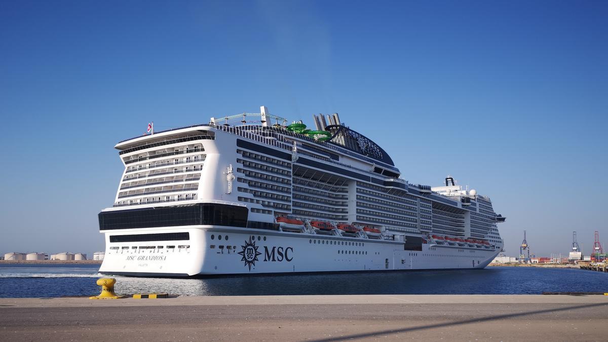 Un crucero atracado en el puerto de València.