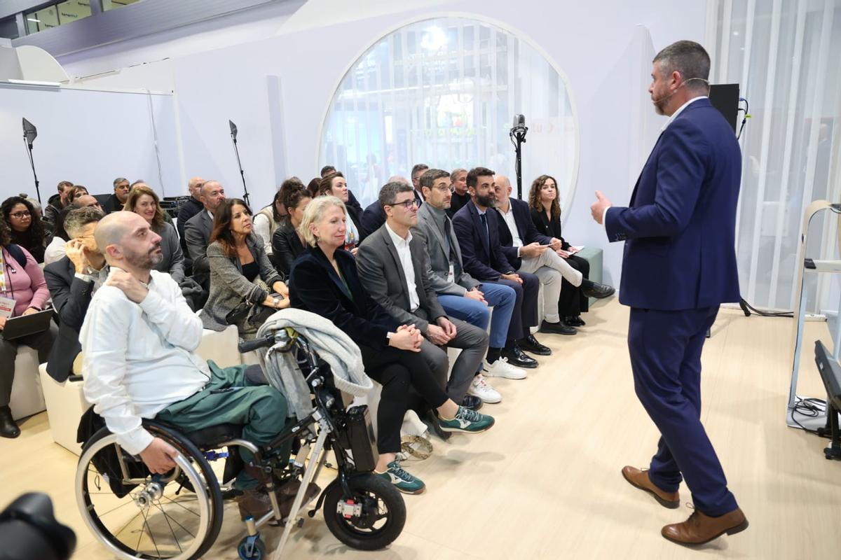 La presentación del proyecto inclusivo en colaboración con la FEHM se presentó en el estand de Baleares en Fitur.