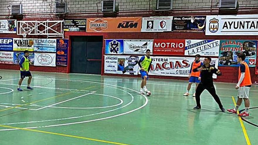 Chema Sánchez da instrucciones a sus hombres durante un entrenamiento.