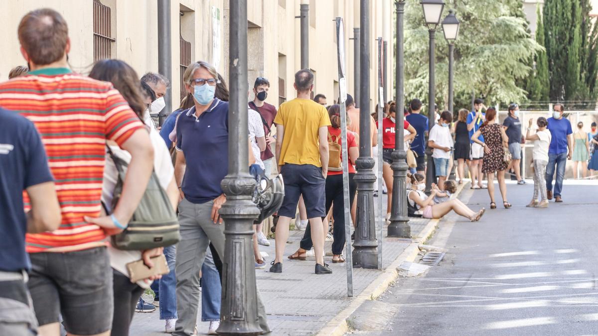 Cacereños aguardan a realizarse un test de coronavirus en el PAC del Virgen de la Montaña.