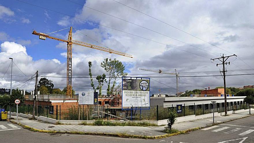 Obras para construir la nueva residencia. |  // BERNABÉ/JAVIER LALÍN