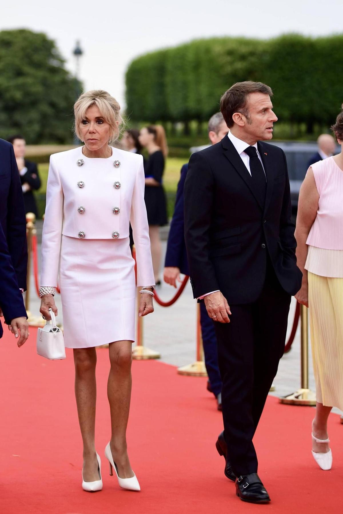 Briggitte Macron con conjunto de Louis Vuitton.