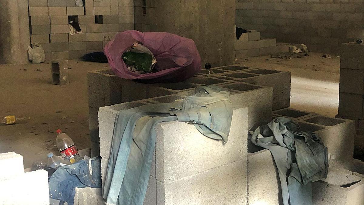 Ropa, bolsas de basura con restos de comida y botellas en uno de los espacios okupados.  | INFORMACIÓN