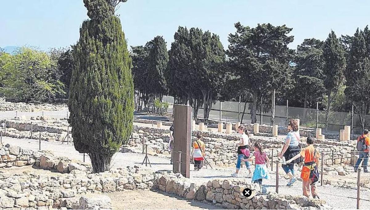 jaciment d'empuries, alguns visitants fent el recorregut