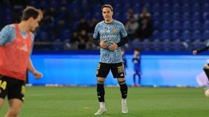 Dani Gómez, durante el calentamiento en Riazor antes del partido.